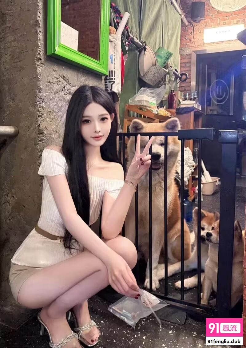 白云性感白嫩长腿菲妍